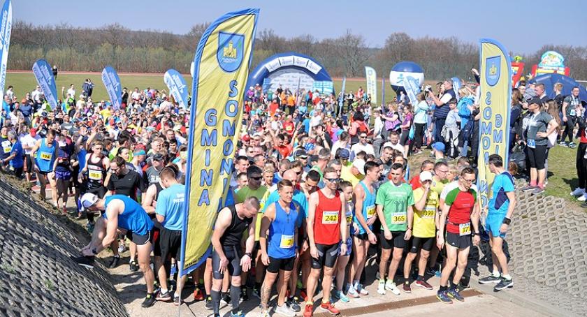Kilkuset biegaczy rozpoczęło cykl Kaszuby Biegają w Somoninie