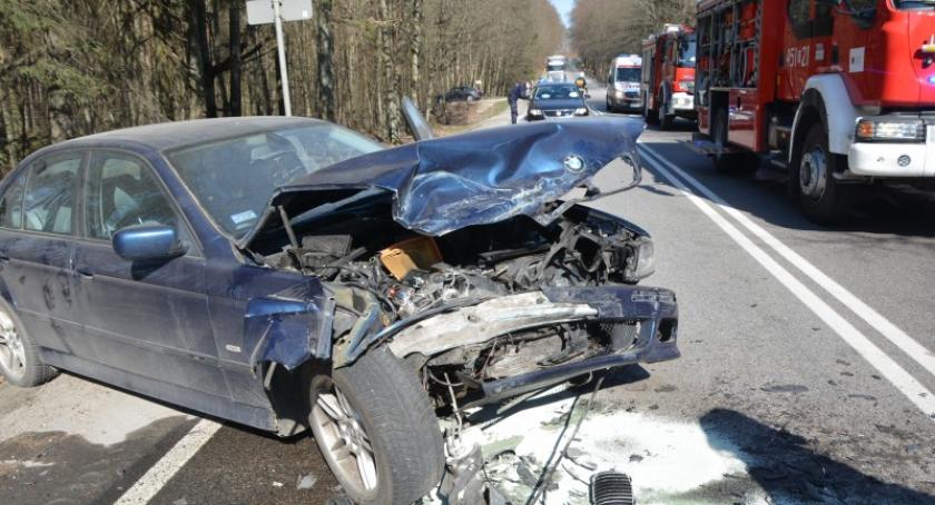 Czołowe zderzenie BMW z VW Touranem na K20