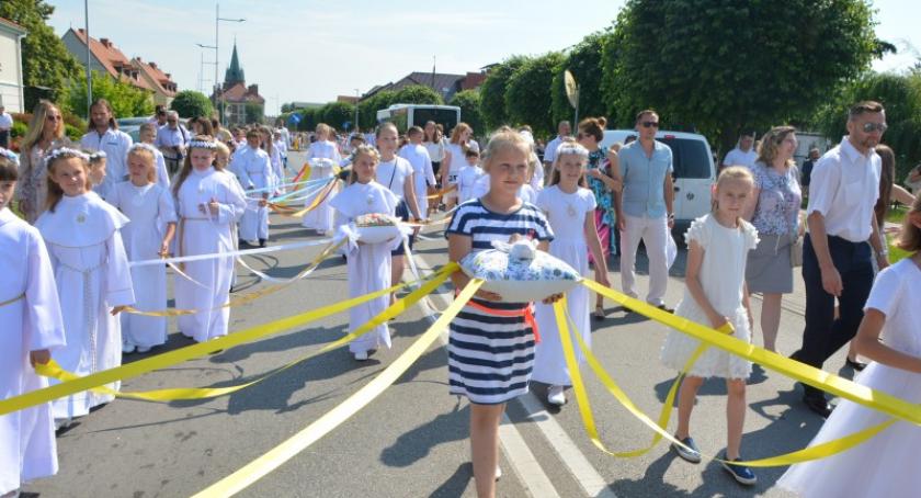 Uroczysta procesja Bożego Ciała w Kościerzynie - tłumy wiernych na ulicach miasta