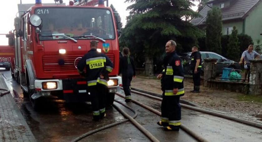 Pozalewane piwnice, posesje i drogi - strażacy interweniowali