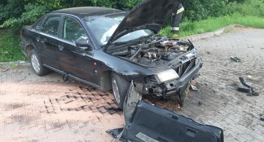 Nowa Karczma. Audi rozbiło się na drzewie - trzy osoby w szpitalu