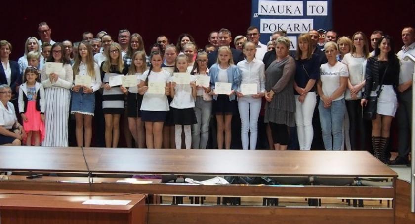 Liniewo. Stypendia wójta w rękach uzdolnionej młodzieży