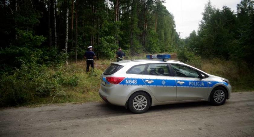 85-latek zgubił się w lesie. Poszukiwali go policjanci ze strażakami