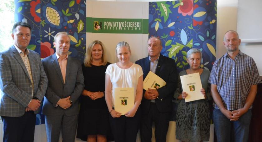 Umowy z powiatem na zakup mikrobusów podpisane