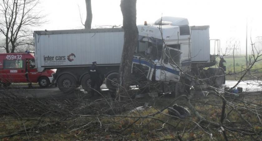 Ciężarówką w drzewo - kierowca w szpitalu
