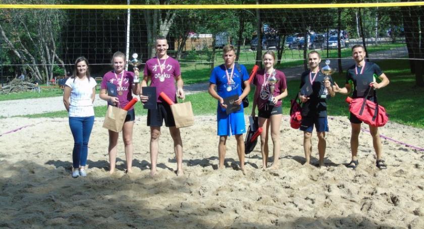 Puchar Wójta Gminy Stara Kiszewa w rękach zwycięzców turnieju w piłkę plażową