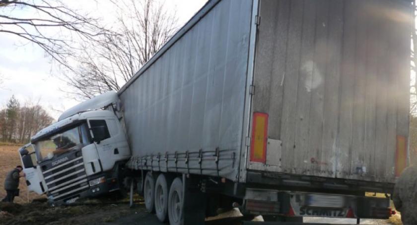 TIR wpadł do rowu. 235-tka zablokowana przez kilka godzin