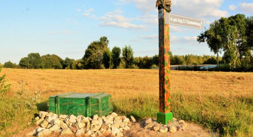Tajemnicza skrzynia na rozstaju dróg w Dąbrówce i ulica, której próżno szukać na mapie