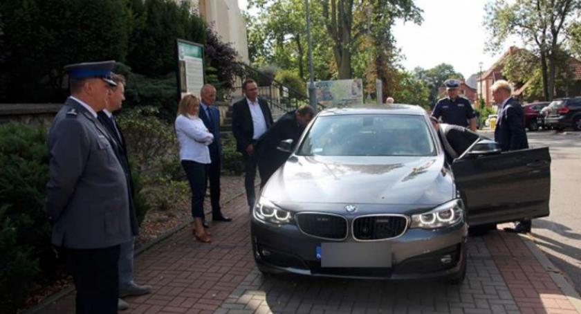 Kościerscy policjanci z nowym nieoznakowanym BMW