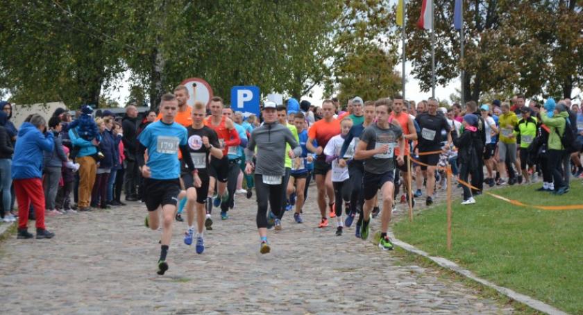 Kilkaset osób na starcie 37. Biegu Mazurka Dąbrowskiego