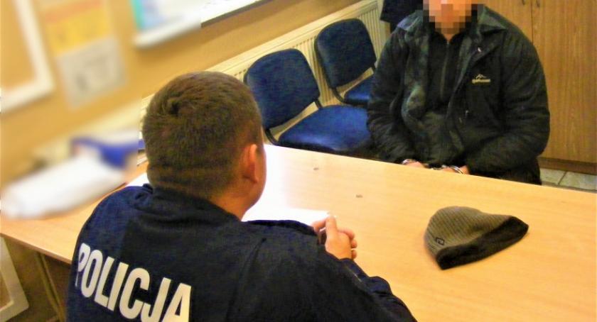 Wiele. Wybił szybę i wrzucił do sklepu płonącą butelkę