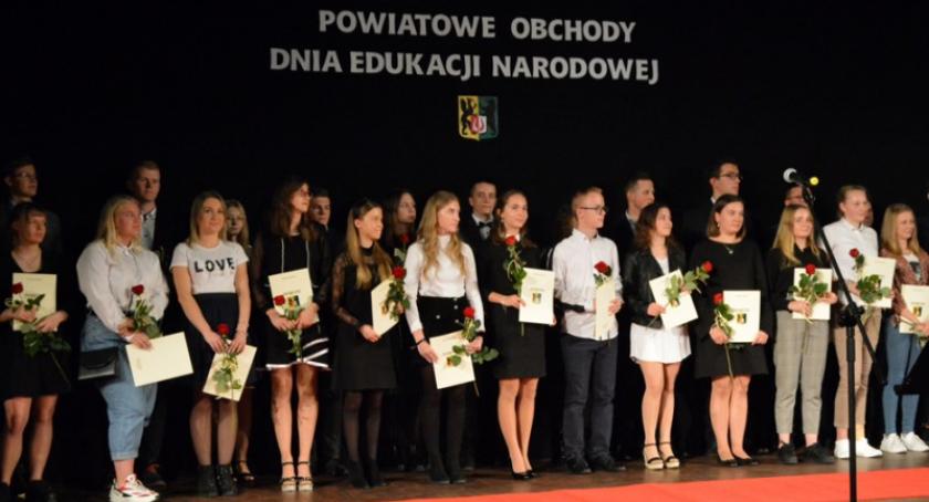 Stypendia starosty w rękach najzdolniejszej kościerskiej młodzieży
