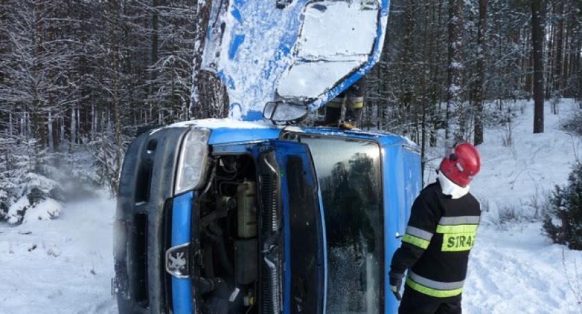 Stężyca. Bus przewrócił się i uderzył w drzewo