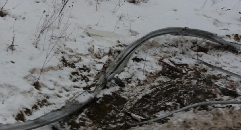 Tir wylądował na barierkach i blokował drogę przez całą noc