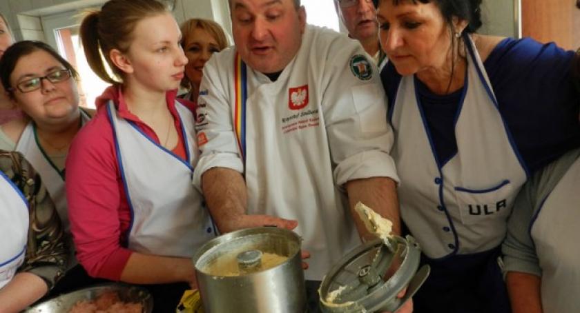 Rzeźbią w owocach i sposobią się do pracy