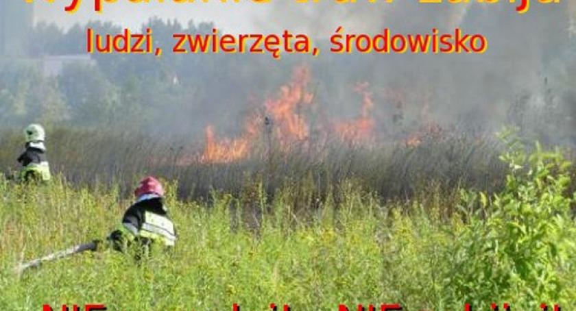 Strażacy ostrzegają - wypalanie traw jest zabronione
