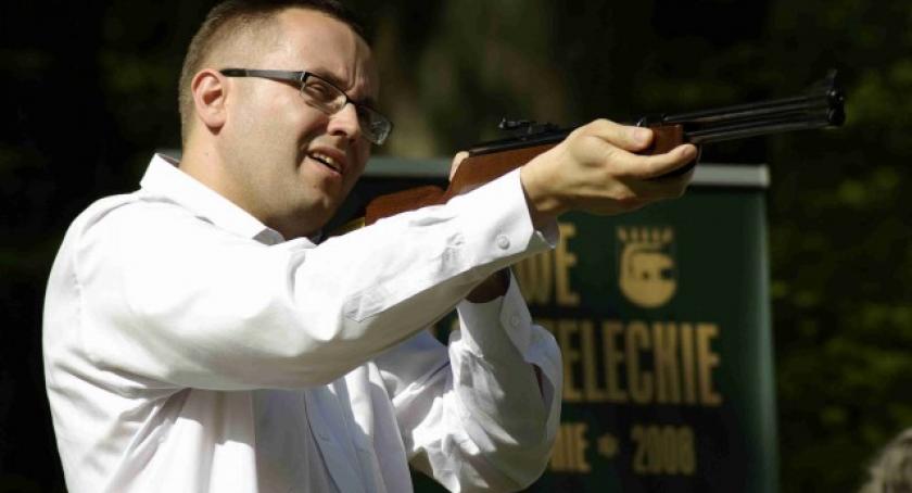 Kościerzyna. Starosta ustrzelił kura. Piknik Myśliwski w Strzelnicy