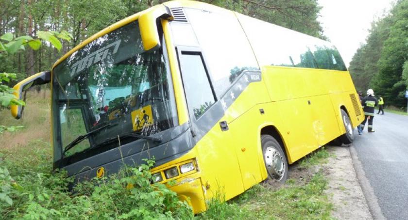 Lipusz. Wypełniony ludźmi autobus w rowie po zderzeniu z osobówką