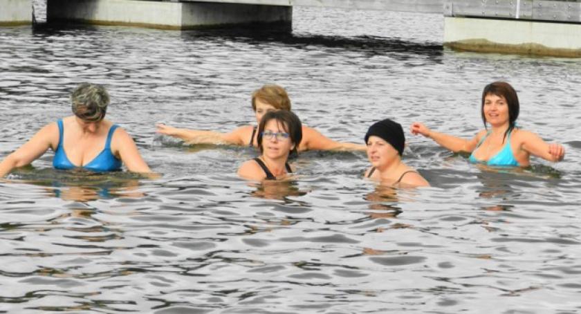 Kościerzyna. Pierwsza kąpiel w zimnej wodzie