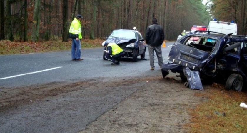 Kościerzyna-Łubiana. Zderzenie renault z oplem. Są ranni