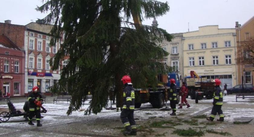 Kościerzyna. Na Rynku stoi już choinka. Zobacz jak montowali ją strażacy i energetycy