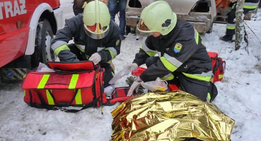 Pożar lasu i wypadek drogowy na granicy powiatów