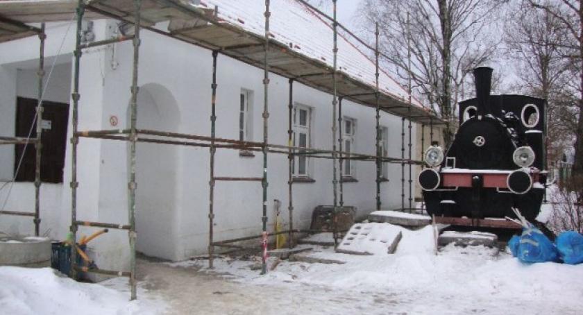 Odnawiają zniszczone budynki. Trwa remont w Muzeum Kolejnictwa