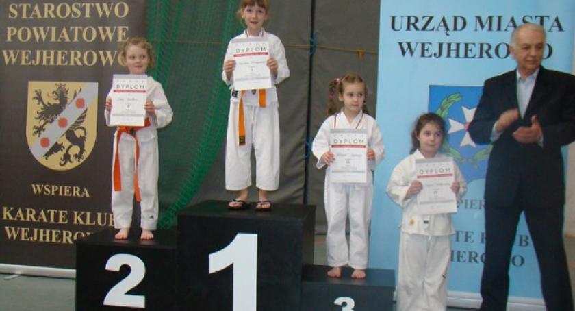 15 medali kościerskich karateków