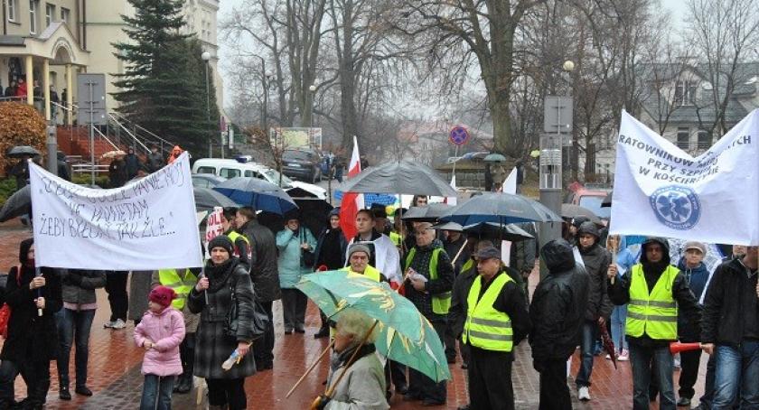 Kościerzyna. Pikietowali w obronie szpitala i połączeń kolejowych. 