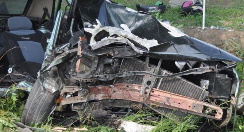 VW Golf rozbił się na drzewie - dwóch mężczyzn w szpitalu