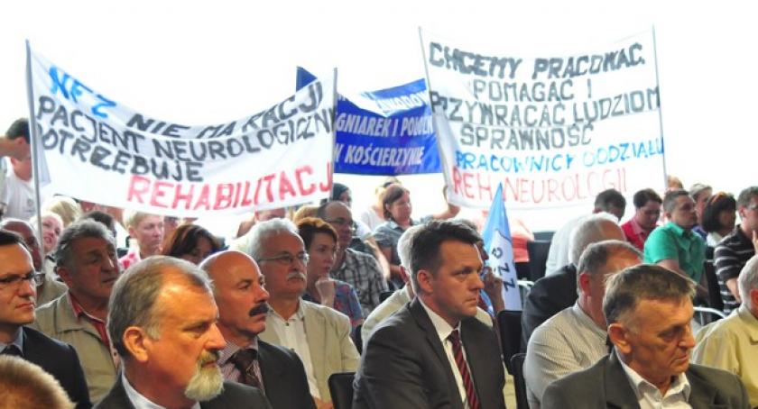 Kościerzyna. Kolejna burza wokół szpitala. Na sesji rady powiatu marszałek, wójtowie i pracownicy z transparentami