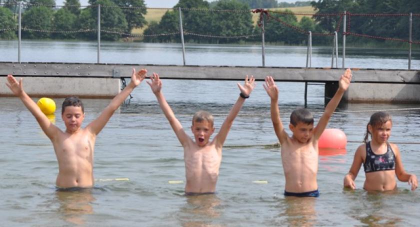 Kościerzyna. Ruszyły darmowe lekcje pływania nad Gałęźnym. Zapisz na zajęcia swoje dziecko!