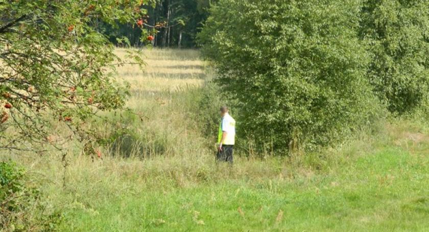 Rów. Półtoraroczna dziewczynka oddaliła się od domu - szukali jej policjanci i strażacy