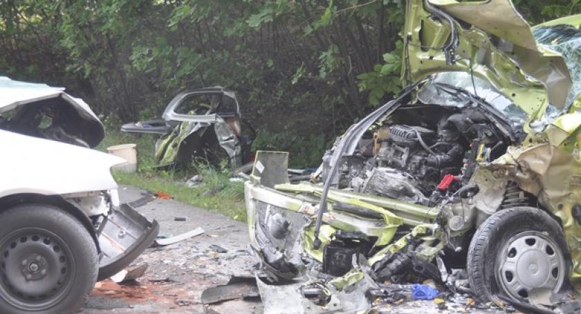 Stawiska. Zderzenie fiata z chevroletem. Cztery osoby ranne, w tym dwie ciężko