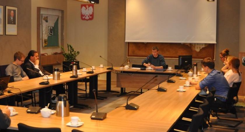 Kościerzyna. Sesja Młodzieżowej Rady Miasta przełożona. Tylko 9 z 19 radnych na sali