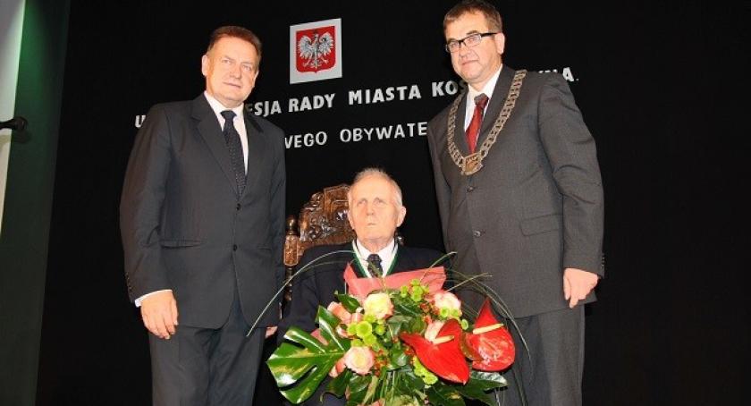 Prof. Edward Breza z insygniami Honorowego Obywatela Kościerzyny 