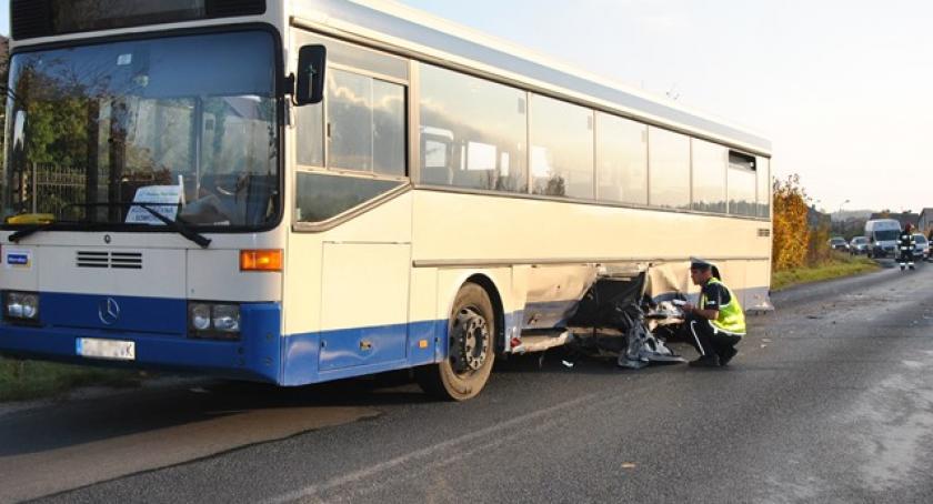 Kościerzyna. Autobus zderzył się z osobówką - są ranni