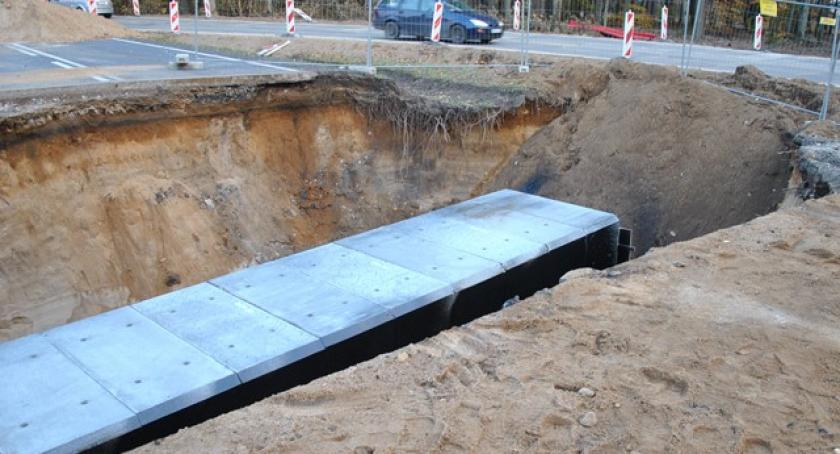 Krajówka znów rozkopana - pobliska żwirownia buduje taśmociąg 