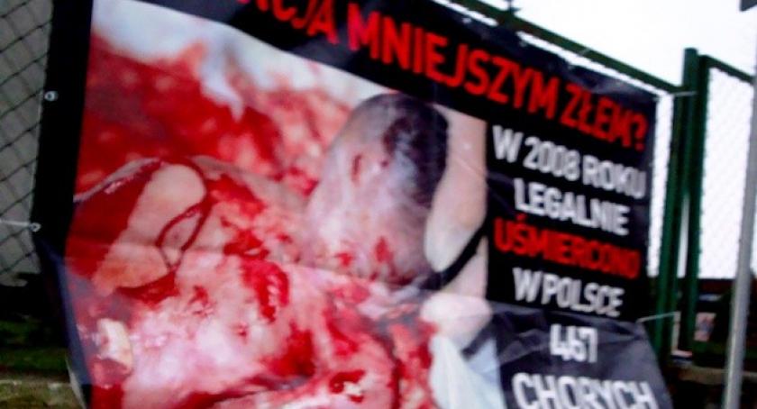 Zakrwawione ciałka nienarodzonych dzieci w centrum Kościerzyny - mieszkańcy protestują!