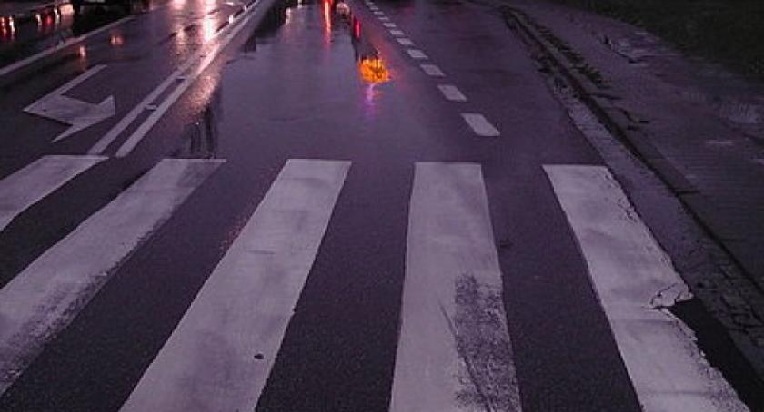 Wtargnęli na jezdnię. Kierowca jechał za szybko, nie wyhamował. BILANS: 13 pieszych rannych, jedna ofiara śmiertelna