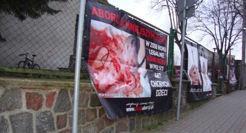 Kościerzyna. Drastyczne plakaty w centrum już nie szokują 
