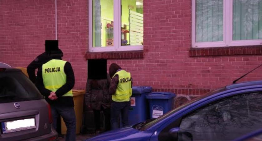 Kościerzyna. Policjanci pomagają bezdomnym i kontrolują młodzież