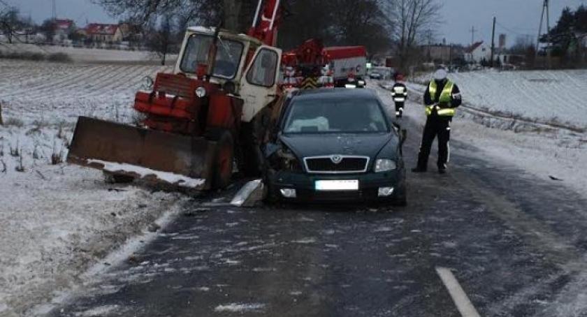 Nowy Klincz. Octavia zderzyła się z koparką i ciężarówką