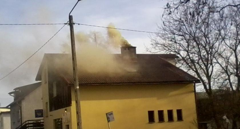Kościerzyna. Strażnicy sprawdzają, czym mieszkańcy palą w piecach