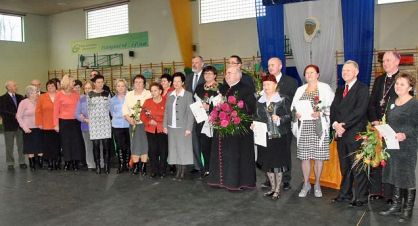 Medale Matki Teresy z Kalkuty w rękach laureatów