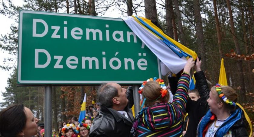Uroczyste odsłonięcie dwujęzycznych tablic w Dziemianach