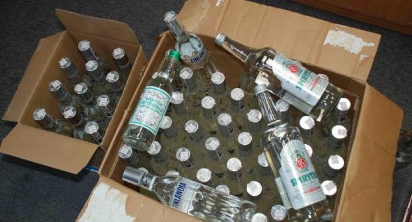 Kilkadziesiąt litrów nielegalnej wódki w golfie 43-latka