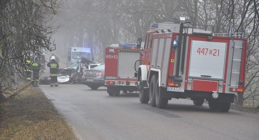 Połęczyno. Osobówka rozbiła się na drzewie - nie żyje młody mężczyzna