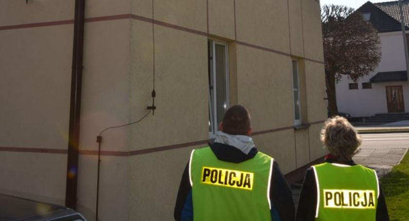 Policjanci uratowali niedoszłą samobójczynię 