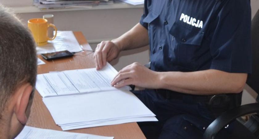 Pijany 37-latek chciał przekupić policjantów 